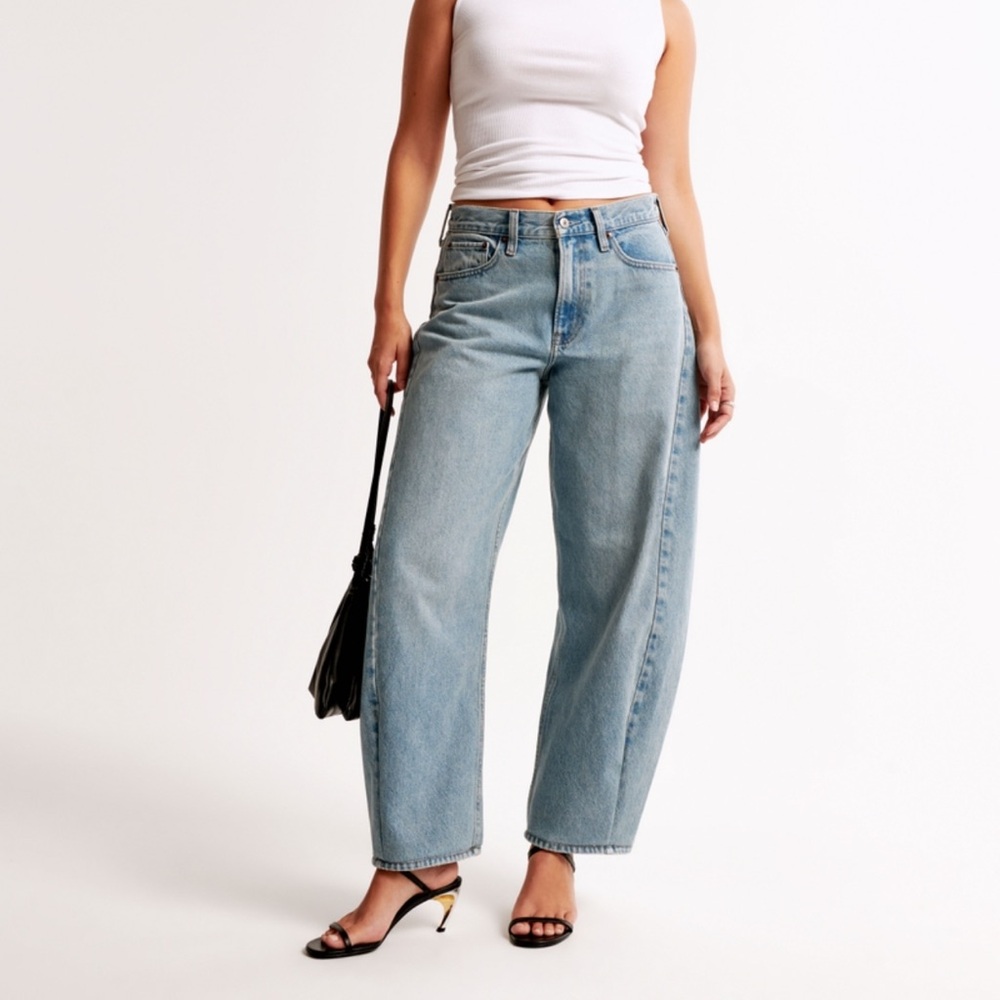 Abercrombie & Fitch Curve Love Barrel Jeans